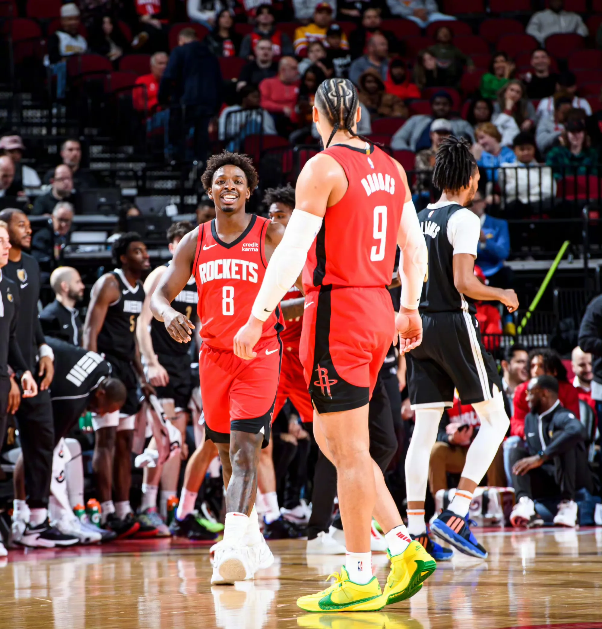 包含休斯敦火箭训练开放日，集结日再遭质疑引欢呼，社区盾在即，控场能力受关注的词条-League of Legends